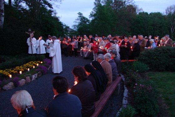 Maiandacht in der Lourdes-Grotte