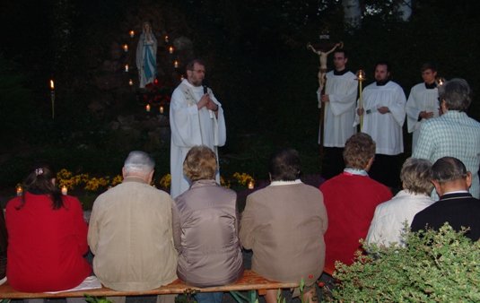 Maiandacht in der Lourdes-Grotte